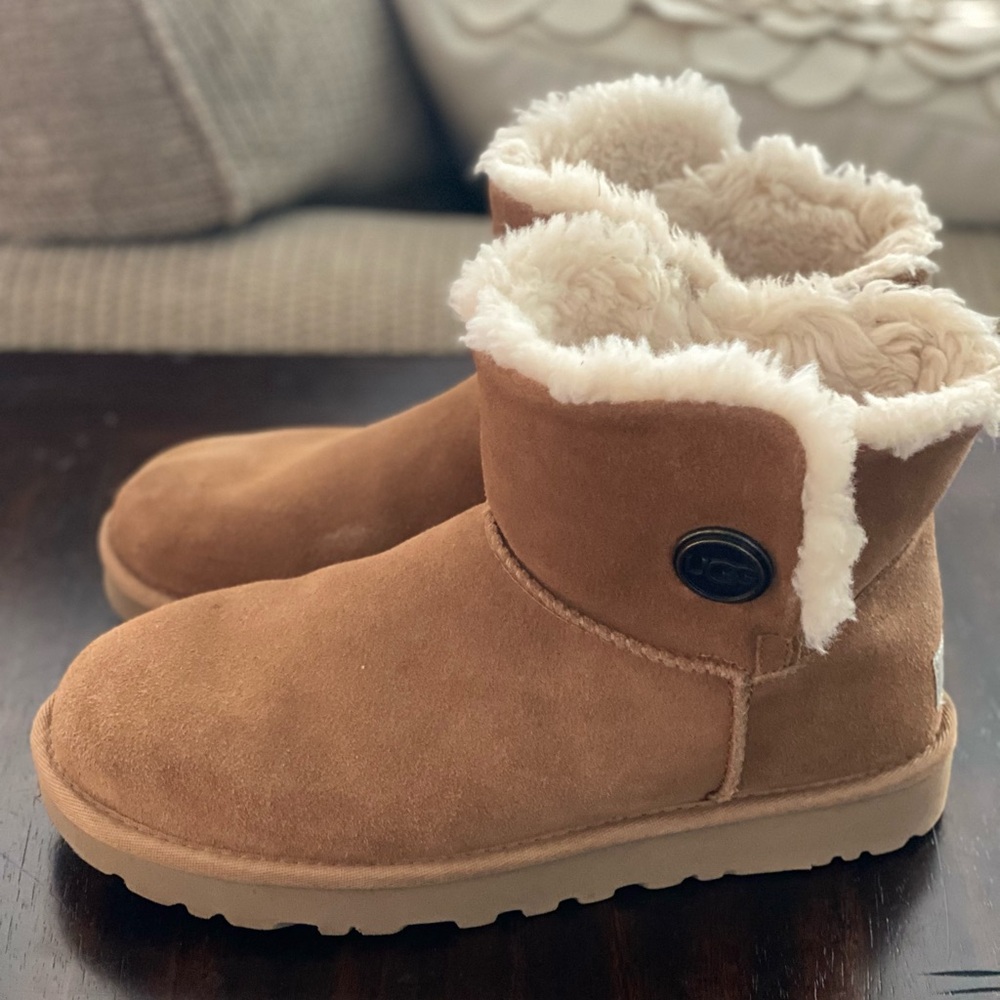 UGG boot; excellent condition, size 9, snap detail